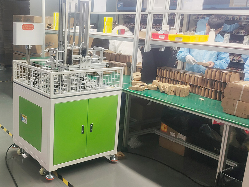 纸盒扣底机现场