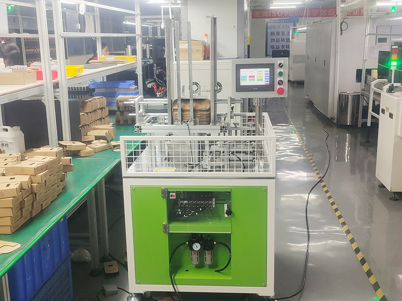 纸盒扣底机现场