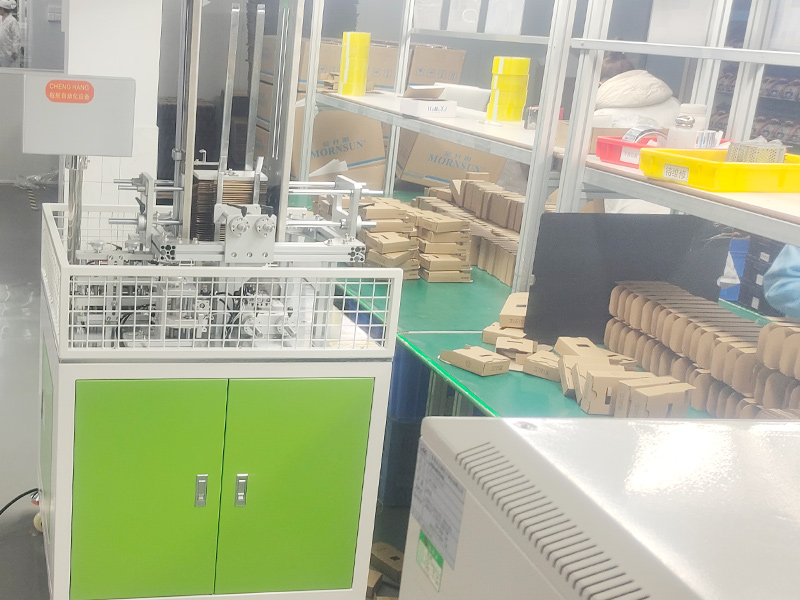 纸盒扣底机现场